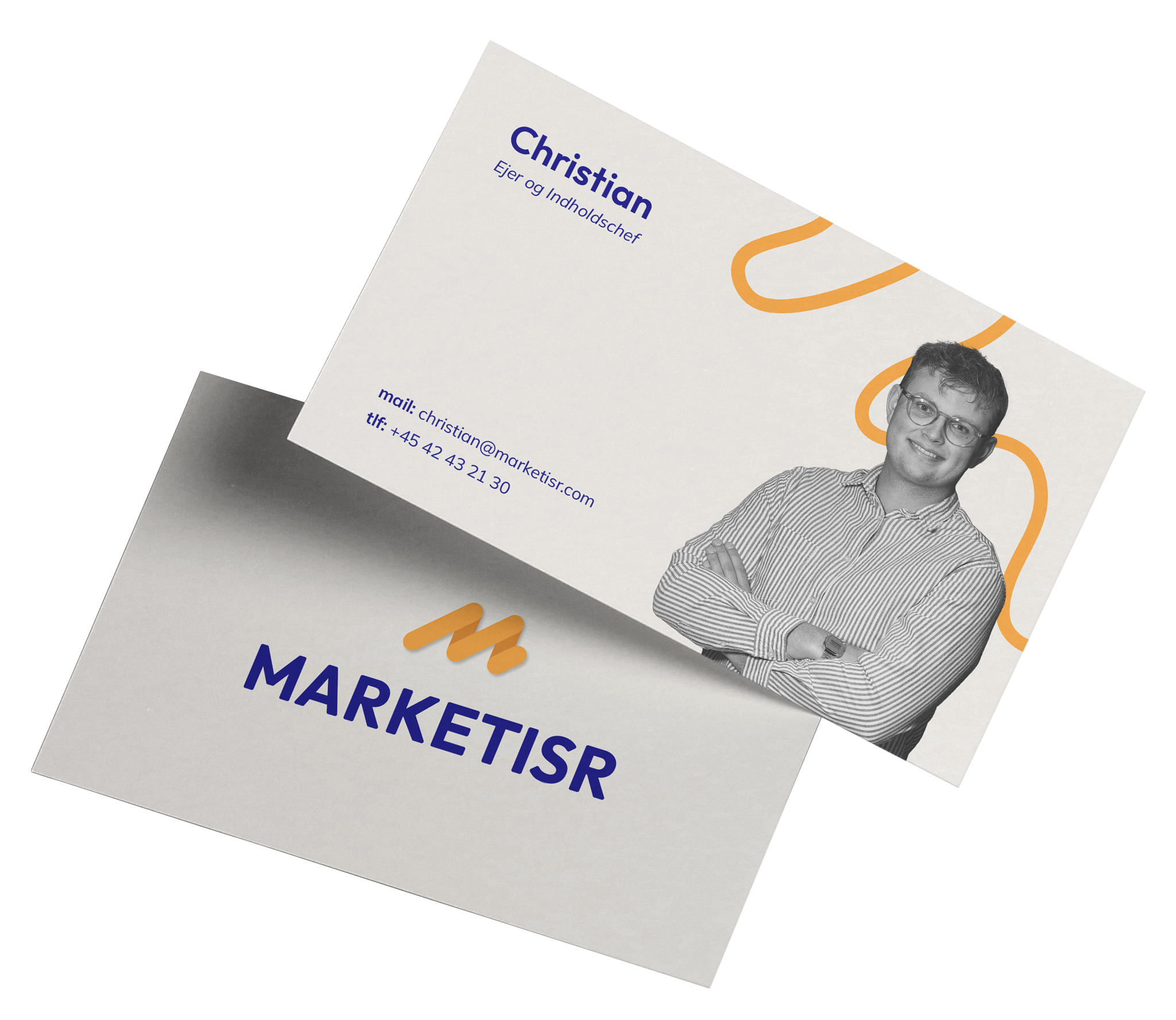 Visitkort af Christian fra Marketisr. Designet er sat lækkert grafisk op, med et orange mønster, blå tekst og Christian som smiler. Marketisr logo er på forsiden af kortet.